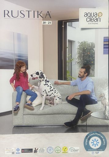 hombre con una niña y un perro en un sofá